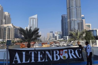 Ob New York, die Färöer Inseln oder Dubai: Die „Altenburg“-Fahne begleitet André Rolli seit Jahren auf seinen Reisen.