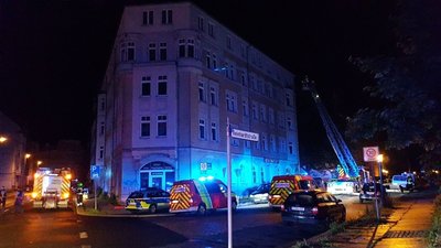 Die Feuerwehr löschte den Brand in einem unbewohnten Gebäude in Chemnitz.