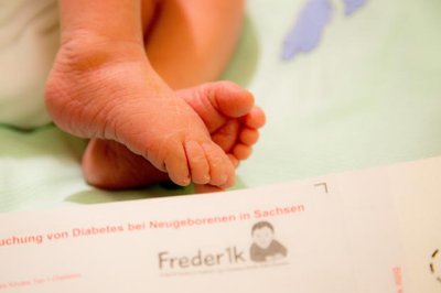 Kaum auf der Welt, wird den Babys schon Blut abgenommen. Aber der kleine Tropfen aus der Ferse kann entscheidend für das Leben sein. Denn darin finden sich mitunter Gene, die auf ein erhöhtes Risiko für Typ-1-Diabetes hinweisen. Wer das weiß, kann sein Kind besser schützen.