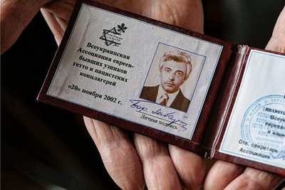 Boris Sabarko zeigt einen Ausweis der Organisation ukrainischer Holocaustüberlebender. Der Historiker berichtete nun in Chemnitz bei einem Vortrag von seiner Arbeit und seinem Leben. 