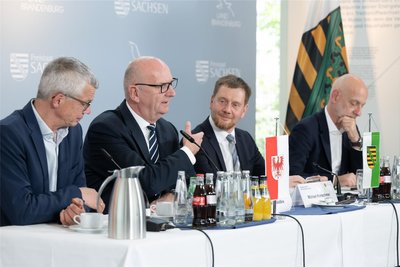 Zu Beginn der Pressekonferenz hatte Sachsens Ministerpräsident Michael Kretschmer (CDU) als Zuhörer seines Brandenburger Amtskollegen Dietmar Woidke (SPD) noch gute Laune.