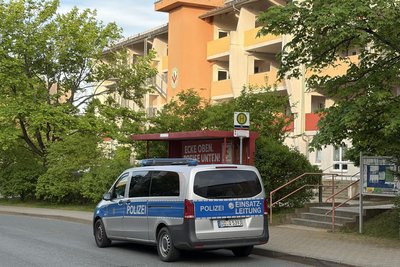 Ein Polizeifahrzeug steht vor der Pflegeeinrichtung auf dem Brünlasberg in Aue. Am Sonntag hatte diese ein 85-Jähriger verlassen und war zunächst nicht wieder zurückgekehrt.