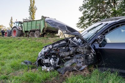 Ein Audi ist auf der S 298 bei Treuen mit einem Traktor kollidiert.