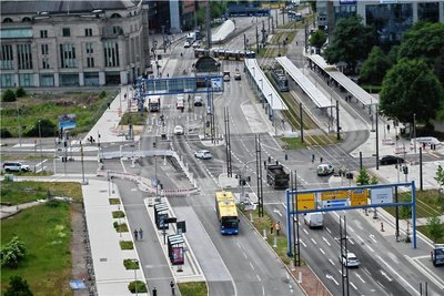Große Teile der Bahnhofstraße sind für den Verkehr bereits wieder freigegeben. Als letztes Teilstück der Arbeiten wurde der Bereich der stadtwärtigen Einmündung vor der Zschopauer Straße in Angriff genommen. 