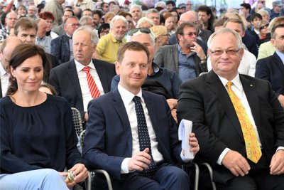 2019: Zur Eröffnung der Landesgartenschau am 20. April 2019 in Frankenberg saßen Ministerpräsident Michael Kretschmer und Bürgermeister Thomas Firmenich (r.) vor der Bühne in der Zschopauaue unter einer riesigen Überdachung, die über die gesamte Zeit aufgebaut blieb. Derzeit steht an der Stelle das Zelt des Zirkus Bernardo, wo fünf Jahre später auf den Tag genau auch Megan und Diego Renz in der Manege auftreten.