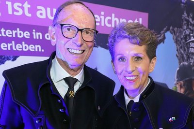 Die Engels mit ihren Sächsischen Verdienstorden, die ihnen am Freitag verliehen wurden. 