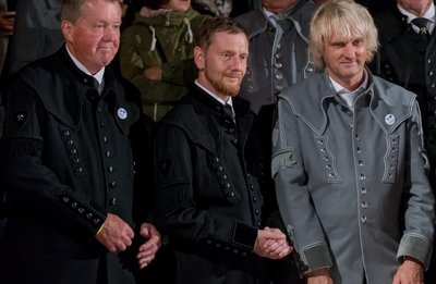 Bürgermeister Jörg Klaffenbach, Ministerpräsident Michael Kretzschmer und Bürgermeister a. D. Heinz-Peter Haustein (v. r.) beim Zapfenstreich.