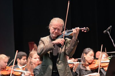 Der tschechische Star-Geiger Pavel Sporcl spielte zum Festakt 175 Jahre Königlich Sächsisches Staatsbad im Naturtheater Bad Elster.