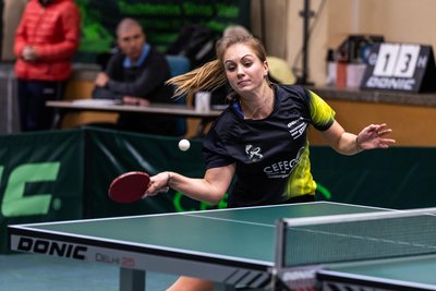 Hand- und Kopfarbeit am Tisch: Sophie Schädlich ist im normalen Leben Gymnasiallehrerin, in ihrer Freizeit spielt sie Tischtennis für den BSC Rapid in der 3. Bundesliga.