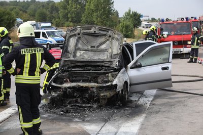 Ein Peugeot ist auf der A 4 am Dreieck Nossen in Brand geraten.