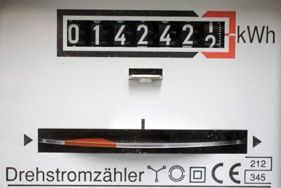 Fragen zu Strom werden bei den Stadtwerken auch vor Jahreswechsel beantwortet.