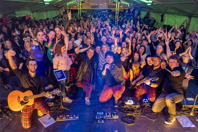 Die Partyband Simultan brachte das Festzelt zum Kochen.