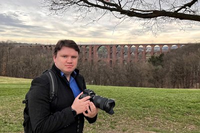 Carsten Steps mit seiner Kamera am Aussichtspunkt, 100 Meter von der Hermann-Löns-Straße entfernt auf Greizer Seite.