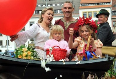 
              <p class="artikelinhalt">René und Sylvia Hollack aus Freiberg hatten sich zu ihrer Mittelalterhochzeit am Freitag auf dem Obermarkt in Freiberg extra eine Kutsche bestellt. </p>
            