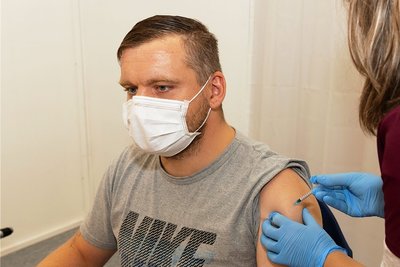 Patrick Steiner aus Grimma war für die erste Corona-Schutzimpfung ins Erzgebirge gefahren.