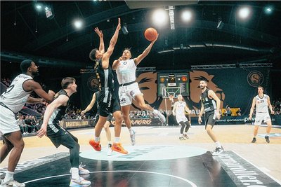 Die Niners Chemnitz um Nelson Weidemann (am Ball) haben ihr Auswärtsspiel in Braunschweig verloren. 