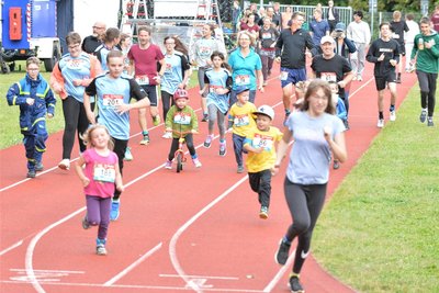 Start am Freitag, 16 Uhr: Zu den ersten Läufern gehörten Mädchen und Jungen der Albert-Schweizer-Schule sowie der Kindertagesstätten Petri/Nikolai sowie aus Langhennersdorf.