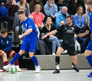 Reichenbachs Yannick Diegel (links) wird hier von Toni Sieber vom SSV Bad Brambach verfolgt. Vor 502 Zuschauern setzte sich seine Mannschaft in der Kurt-Helbig-Halle erneut bis in die Endrunde durch.