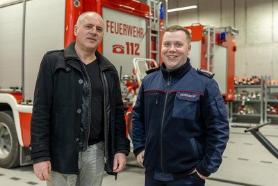 Ellefelds Bürgermeister Jörg Kerber und Wehrleiter der Freiwilligen Feuerwehr Eric Hering in der Fahrzeughalle der Kameraden.