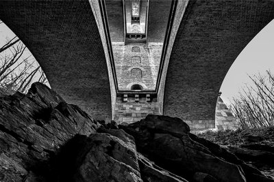 Vom Felsen unter der Brücke hat man diesen tollen Blick auf die Bogenkonstruktion.