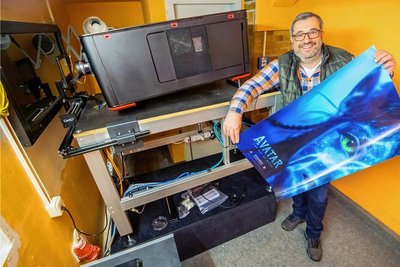 Hendrik Pelzer hat für sein Kino in Aue zwei neue Laserprojektoren angeschafft. Pünktlich zum Start von Avatar 2. 
