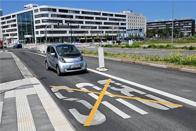 Die Zschopauer Straße ist schon seit längerem fertiggestellt. Landwärts rollt der Verkehr bereits. 