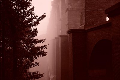 Wo die Hermann-Löns-Straße unter der Brücke hindurchführt, ist dieses imposante Bild bei Nebel entstanden.