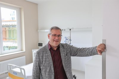 Peter Schöberl in einem der neuen Patientenzimmer. Der Ingenieur ist Geschäftsführer der Service-Center Technik GmbH. Das Unternehmen ist eine Tochtergesellschaft des Klinikums Chemnitz und für deren Bauvorhaben verantwortlich.
