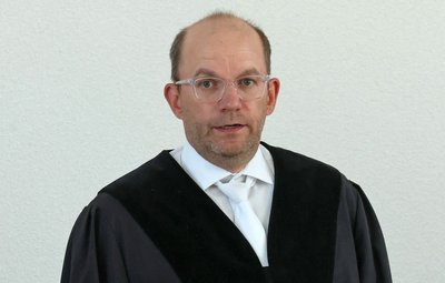 Der Vorsitzende Richter Holger Schütt warnte die Zuschauer vor Beginn des Prozesses vor schwer zu ertragenen Fotos, die gezeigt würden. 