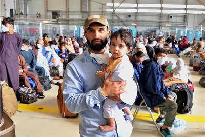 Zubair Hakimi mit seiner elfmonatigen Tochter Usra in einer Halle auf der US-Luftwaffenbasis im pfälzischen Ramstein. Der 26-Jährige hat auf der Nato-Basis in Kabul als Techniker für die Amerikaner gearbeitet. Er gehört zu den tausenden Afghanen, welche nach Deutschland ausgeflogen wurden und nun auf ihren Weiterflug in die USA und andere Länder warten. 