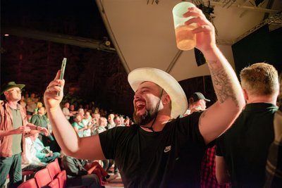 Überraschend ausgelassen: Das Konzert mit Truck Stop avancierte zur Country-Party.