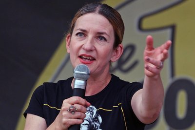 Therese Langhof-Thomas ist vogtlandweit als selbsternannte „Landrätin Resi“ unterwegs.