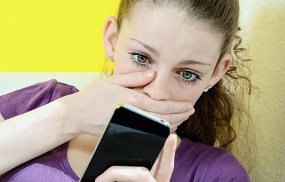 Oft ist Jugendlichen das Ausmaß von gefährlichen Inhalten, die per Smartphone verbreitet werden, nicht bewusst. 
