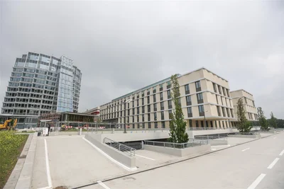 Vorn rechts steht Haus 9. Zum Neubau gehören auch etwa 100 kostenpflichtige Stellplätze auf dem Parkdeck.