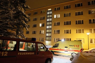 Bei einem Schwelbrand im Schlafzimmer einer Wohnung in der zweiten Etage wurde ein Mieter schwer verletzt. Ein weiterer Hausbewohner kam mit Verdacht auf Rauchgasvergiftung ins Krankenhaus.