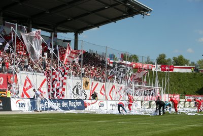Vor dem Anpfiff musste erstmal das Spielfeld beräumt werden.