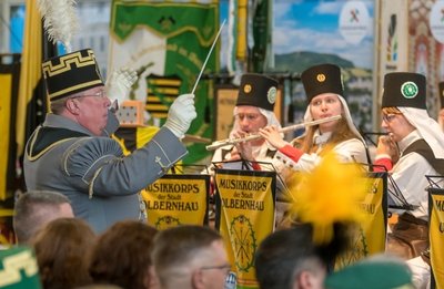 Jens Kaltofen dirigiert beim Festempfang im Treibehaus am Samstagnachmittag das Musikkorps Olbernhau.