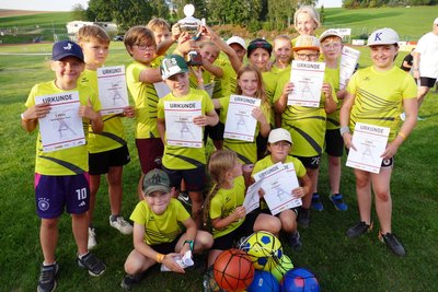 Die jungen Lokalmatadoren aus Thum gewannen den Schlagball-Cup der Grundschulen mit insgesamt 279,5 Metern vor Burkhardtsdorf (276 m) und Zwönitz (253,5 m).