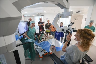 Die Besucher konnten am Tag der offenen Tür auch selbst durch ein Mikroskop für Augenoperationen sehen.