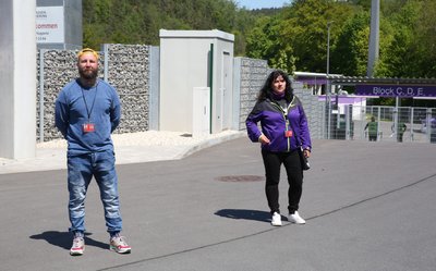 Ordner kontrollierten vor dem Stadion, dass es keine Fanansammlungen gibt.
