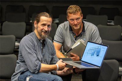 Kooperation: Norbert Richter (links), Leiter Ausstattungswerkstätten der Theater Chemnitz, und Sebastian Blei, Produktionsleiter des Theaters Plauen-Zwickau, setzen zusammen die Bühnenbild-Idee um.