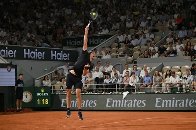 Alexander Zverev streckt sich. 