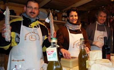 
              <p class="artikelinhalt">Seit vielen Jahren sind die Händler aus der italienischen Partnerstadt Sogliano al Rubicone auf dem Saydaer Weihnachtsmarkt mit von der Partie und bieten vor allem ihren würzigen Höhlenkäse, leckere Salami und Weine aus ihrer Heimat an. </p>
            
