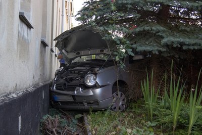 Ein 89-Jähriger kam auf der Alten Oelsnitzer Straße mit seinem VW Lupo von der Fahrbahn ab, durchbrach einen Zaun und landete im Vorgarten.