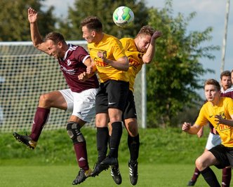Nur selten auf Augenhöhe waren sich am Sonntag die Geringswalder Fußballer mit ihren Auerswalder Gästen. Deren Vereinschef Denny Haunstein (l.) traf sehenswert zur Führung. 