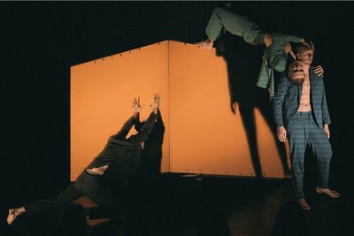Erstaunlich, was insgesamt vier Männer mit einem Kasten so anstellen können: Für fast hypnotisch wirkende Bewegungsabläufe um das orangefarbene Ding sorgte am Mittwochabend die Nuepiko Dance Company aus Litauen auf der Hinterbühne im Opernhaus.