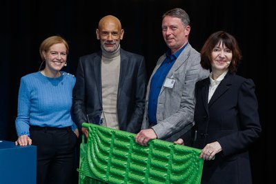 Geschäftsführer Jan Bernd Faust und Entwicklungschef Volkmar Frotscher von Geocollect (2. u. 3. von links) mit dem Designplus Award 2025 der Leitmesse ISH. Übergeben wurde der Preis von Iris Jeglitza-Moshage, Mitglied der Geschäftsleitung der Messe Frankfurt (rechts), und Franziska von Schumann von der Agentur Stylepark.