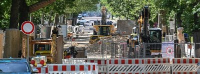 Seit Monaten sanieren Ver- und Entsorger in der Straße der Nationen zwischen der Emilienstraße und der Einmündung Ottostraße in einer komplexen Baumaßnahme Abwasser-, Trinkwasser-, Gas- und Fernwärmeleitungen. Laut Stadtverwaltung soll die Vollsperrung dort bis Ende des Monats dauern. 