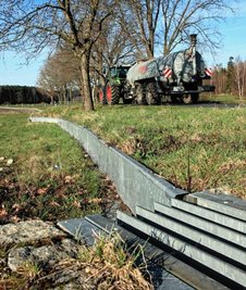 Der Zaun verhindert, dass die Amphibien unter die Räder geraten.