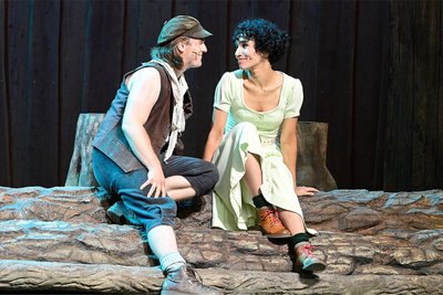 Szene mit Johannes Krobbach als Peter Munk und Julia Rani als Lisbeth.